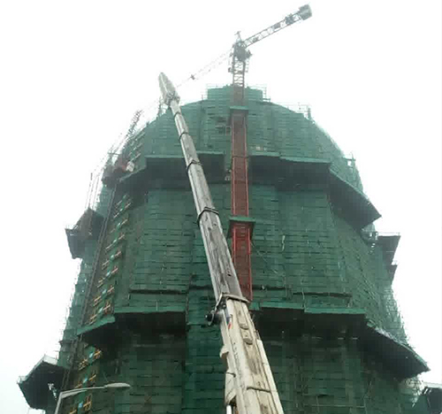 江阳吊车在工地上作业
